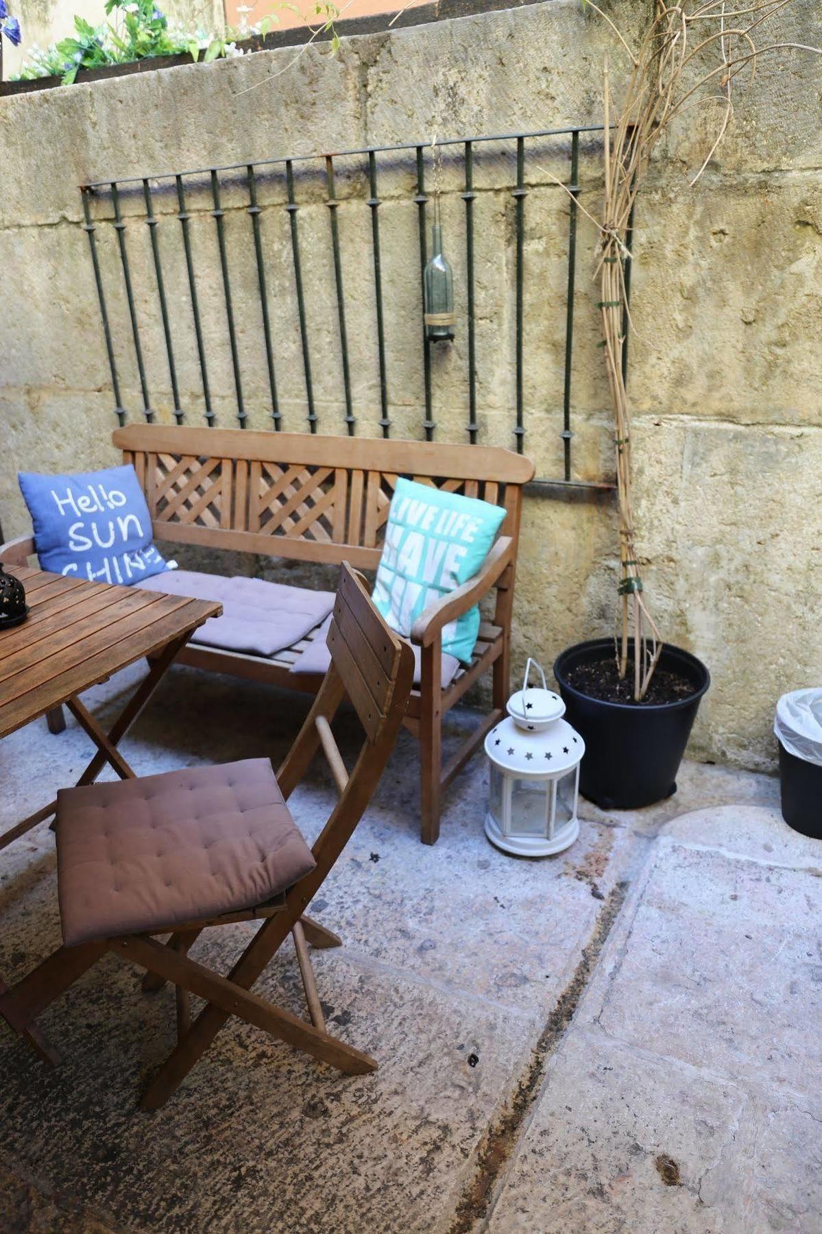 Hostel G&b - And Wines *